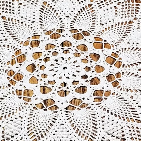 New Hand Crafted Diamond Puff & Pineapple 32 1/2" Natural Color Doily - Picture 5 of 5